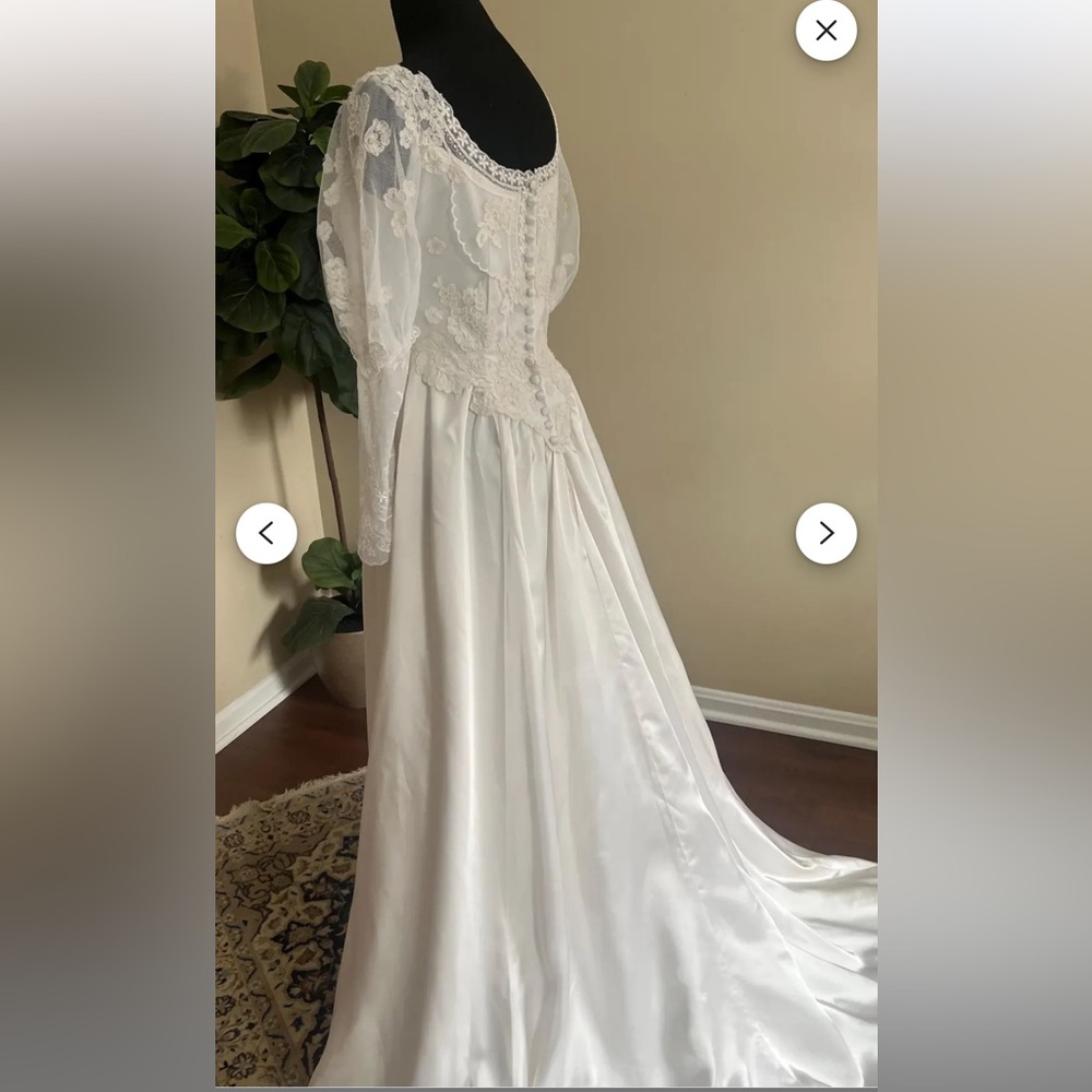 House of Bianchi Vintage Ivory Lace Bridal Gown, Rare - Picture 7 of 15